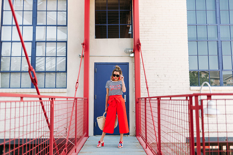 CamisetaNavy_PantalonesRojos_LostinVogue_01