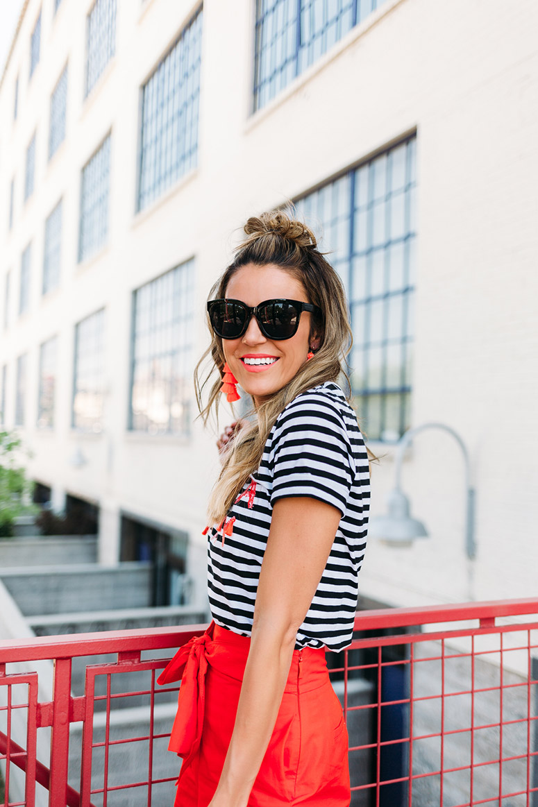 CamisetaNavy_PantalonesRojos_LostinVogue_08
