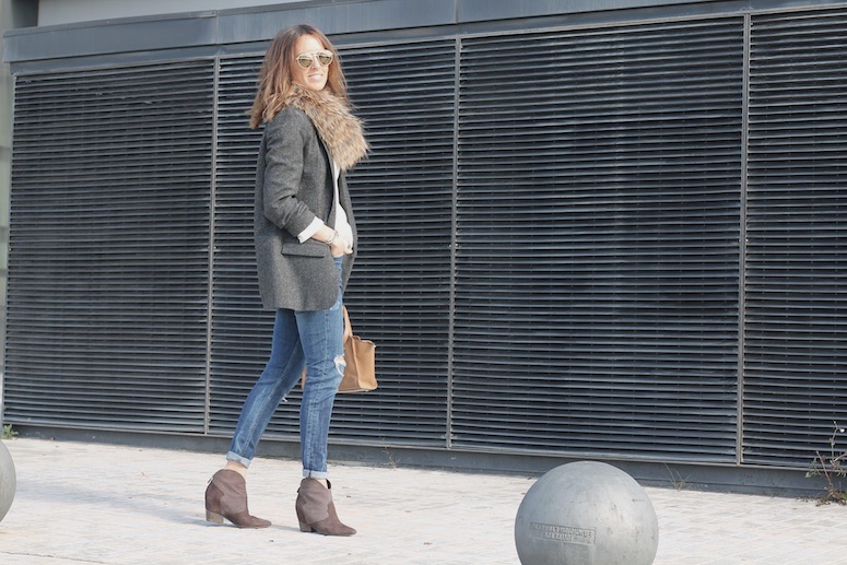 JEANS AND BLAZER WWW.LOSTINVOGUE.COM 2