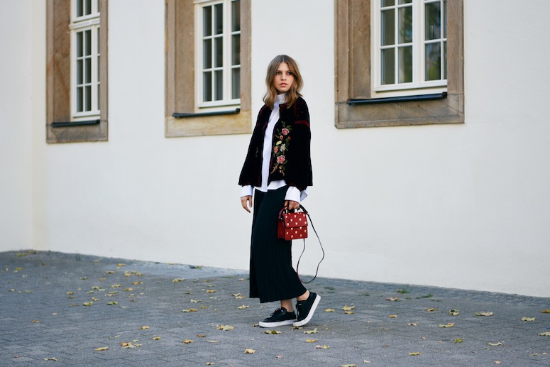 offwhiteswan-streetstyle-embroidered-velvet-jacket-zara-flowers-culottes-hm-trend