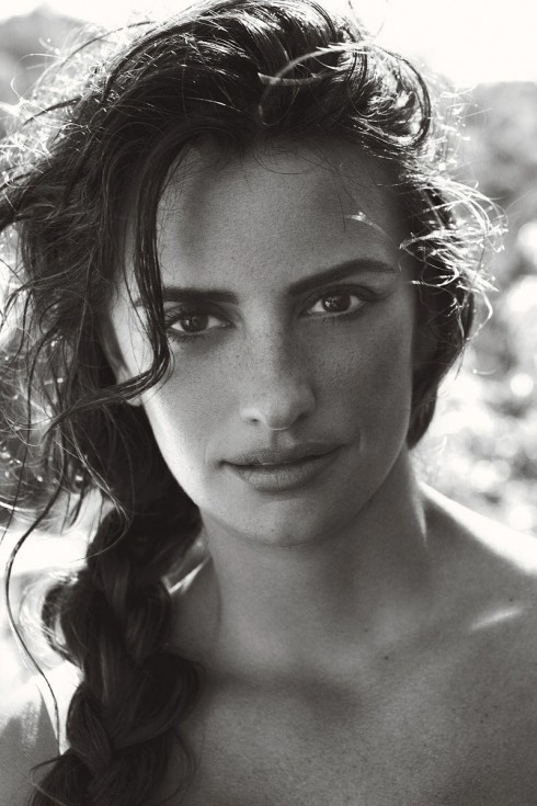 Penelope Cruz in Dolce&Gabbana. Vogue US. June 2011.