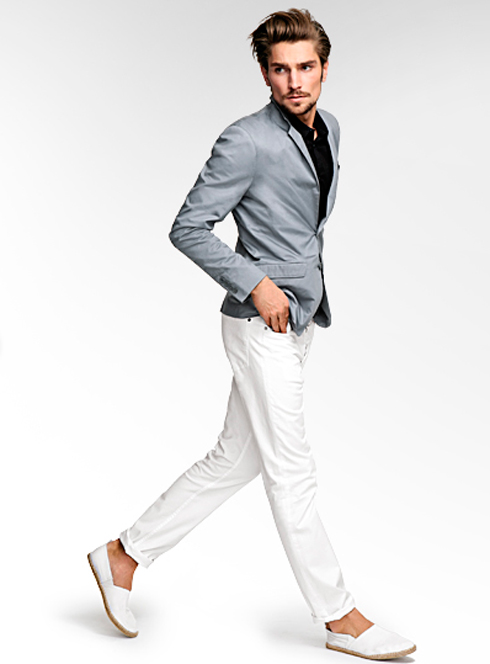 Americana gris + pantalón blanco Americana gris + pantalón blanco