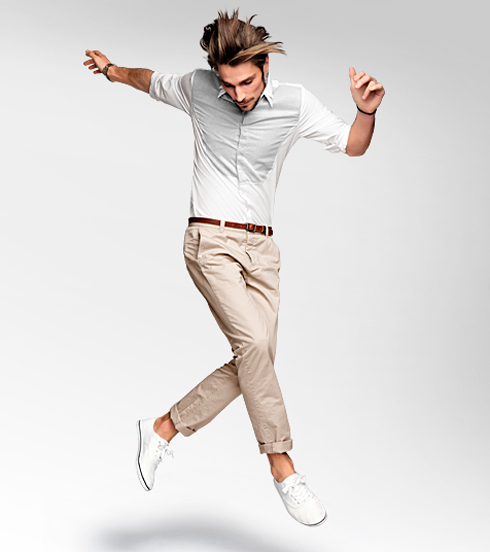 Pantalón beige + camisa blanca y gris Pantalón beige + camisa blanca y gris