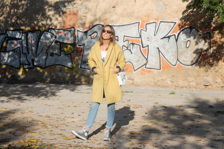 abrigo mostaza TCN Kenay lifestyle 3