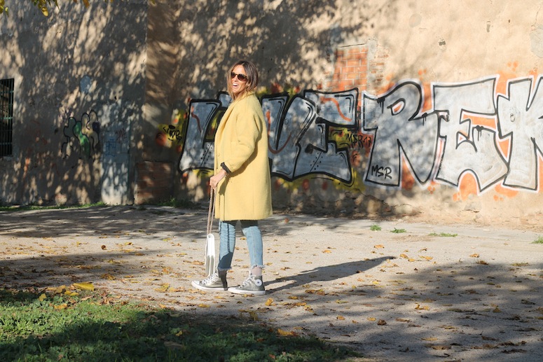 abrigo mostaza TCN Kenay lifestyle 6