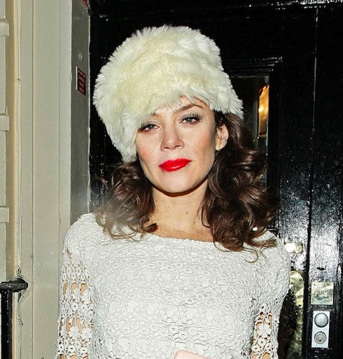 anna-friel-fur-hat