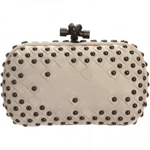 knot-clutch-bottega-veneta-con-borchie