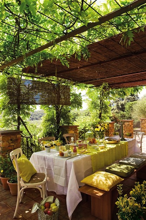 mesa_preparada_para_desayunar_bajo_una_pergola_439x658
