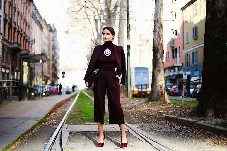 miroslava_duma_street_style_culottes_pants_trousers_burgundy_velvet_granate_terciopelo_