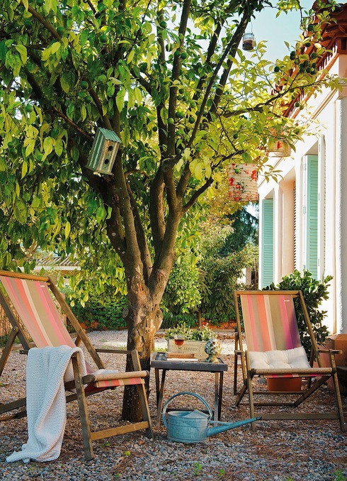 porche_con_tumbonas_bajo_un_arbol_con_casita_para_pajaros_925x1280-1