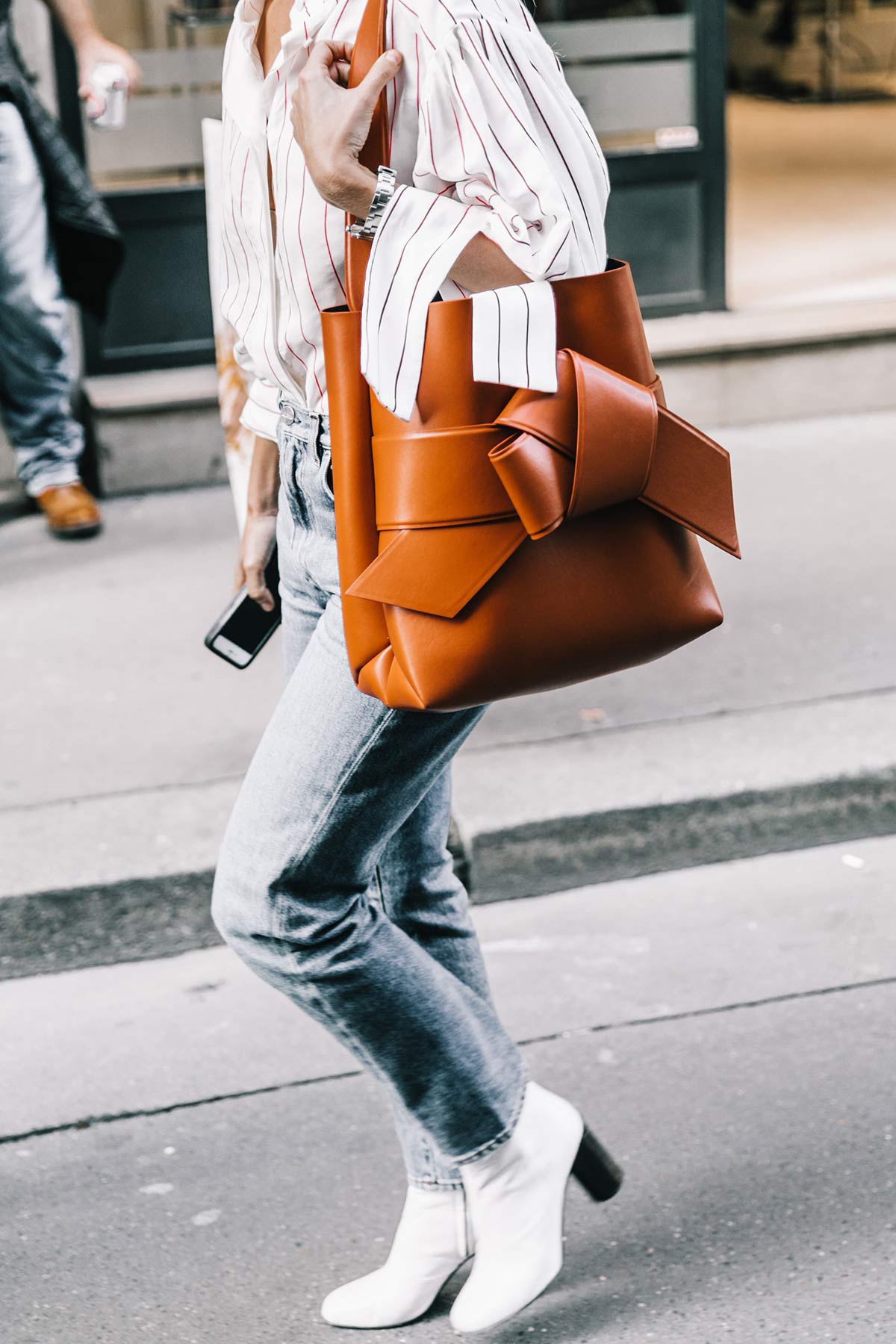 street_style_paris_fashion_week_dia_5_elie_saab_comme_des_garcons_586744302_1200x1800