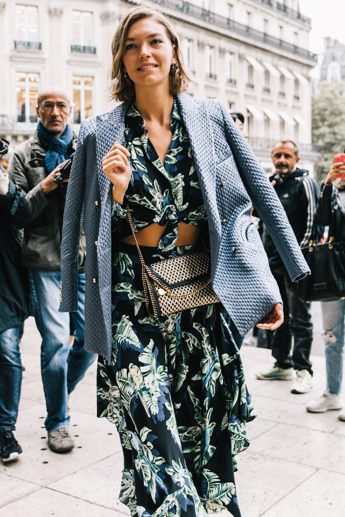 street_style_paris_fashion_week_dia_7_stella_mccartney_giambattista_valli_470586897_1200x1800