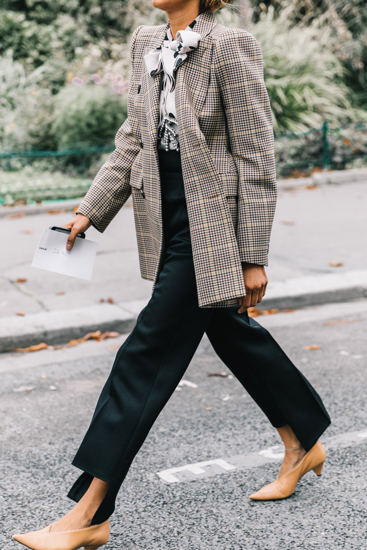 street_style_paris_fashion_week_dia_7_stella_mccartney_giambattista_valli_632555085_1200x1800